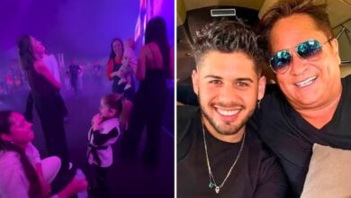 Zé Felipe no palco com seus filhos e Leonardo durante show em Goiânia.
