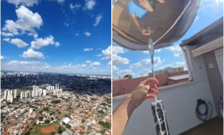 Estudante Pedro Augusto segurando balões de hélio com celular amarrado.