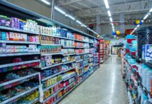 Clientes fazendo compras em supermercado de Goiás.