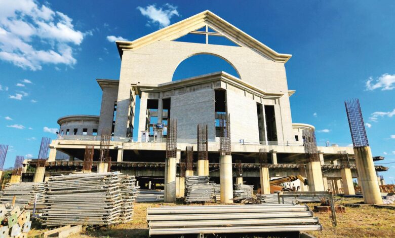 Construção da Basílica de Trindade, onde ocorreu o acidente fatal.