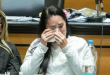 Monique Medeiros chora durante julgamento no Tribunal do Júri.