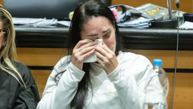 Monique Medeiros chora durante julgamento no Tribunal do Júri.