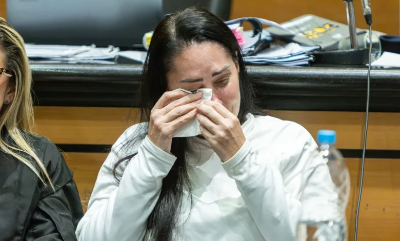 Monique Medeiros chora durante julgamento no Tribunal do Júri.