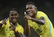 Jogadores da Seleção Brasileira comemorando gol em amistoso.