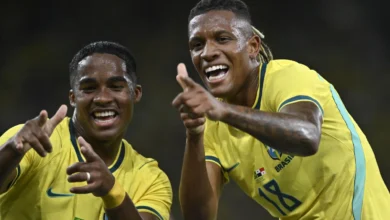 Jogadores da Seleção Brasileira comemorando gol em amistoso.