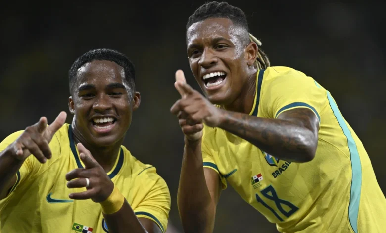 Jogadores da Seleção Brasileira comemorando gol em amistoso.