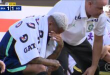 Wesley chorando no banco de reservas após ser substituído.