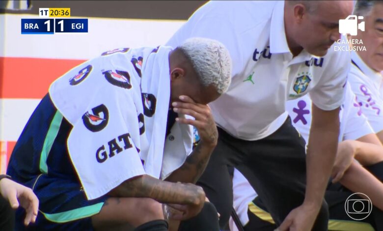 Wesley chorando no banco de reservas após ser substituído.