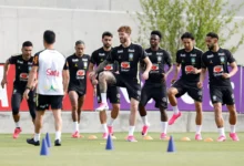 Jogadores da Seleção Brasileira treinando em campo nos Estados Unidos.
