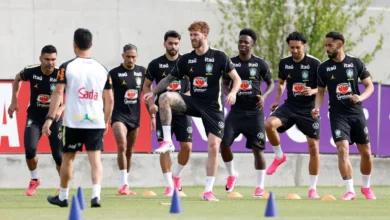 Jogadores da Seleção Brasileira treinando em campo nos Estados Unidos.