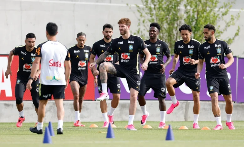 Jogadores da Seleção Brasileira treinando em campo nos Estados Unidos.