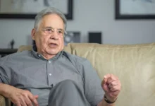 Fernando Henrique Cardoso sentado em um sofá em seu apartamento.