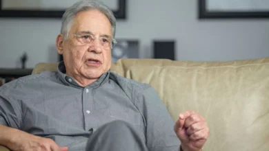 Fernando Henrique Cardoso sentado em um sofá em seu apartamento.