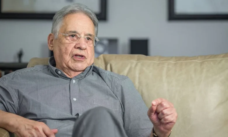 Fernando Henrique Cardoso sentado em um sofá em seu apartamento.