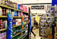Fachada de supermercado em Goiás com carrinhos de compras na entrada.