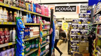 Fachada de supermercado em Goiás com carrinhos de compras na entrada.