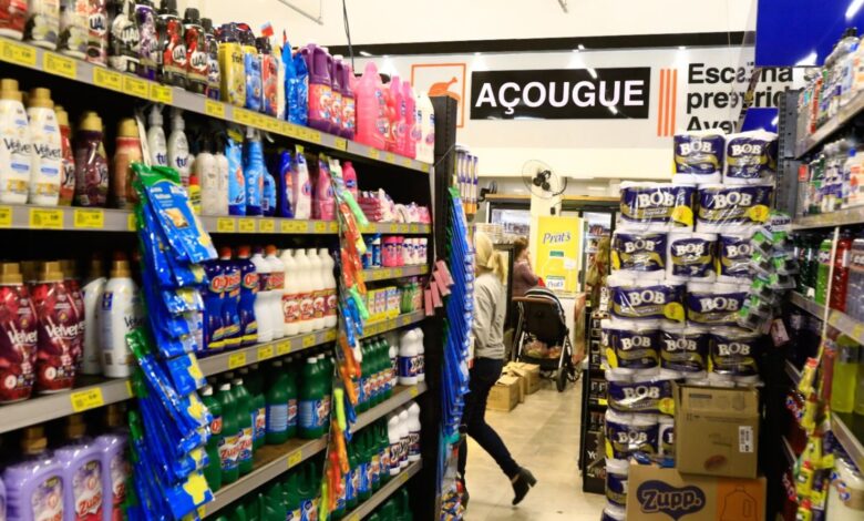 Fachada de supermercado em Goiás com carrinhos de compras na entrada.