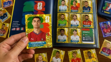Figurinha dourada de Cristiano Ronaldo da coleção 'Crumple Gold Edition'.