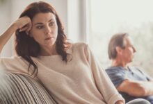 Casal em silêncio, simbolizando distanciamento emocional.