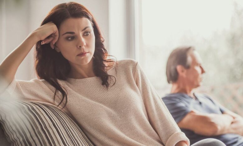 Casal em silêncio, simbolizando distanciamento emocional.