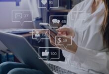 Casal jovem usando smartphones para se comunicar, simbolizando o web namoro.