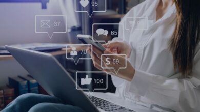 Casal jovem usando smartphones para se comunicar, simbolizando o web namoro.