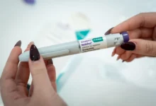 Pessoa segurando injeção de Mounjaro, medicamento para perda de peso.