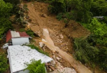 Imagem de deslizamento de terra evidenciando riscos de desastres naturais.