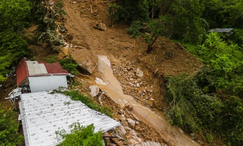 Imagem de deslizamento de terra evidenciando riscos de desastres naturais.