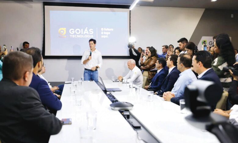 Daniel Vilela discursando em evento sobre tecnologia na gestão pública.