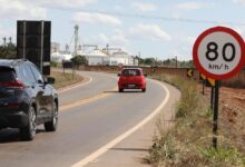 Rodovia movimentada em Goiás com problemas de infraestrutura.
