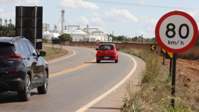 Rodovia movimentada em Goiás com problemas de infraestrutura.