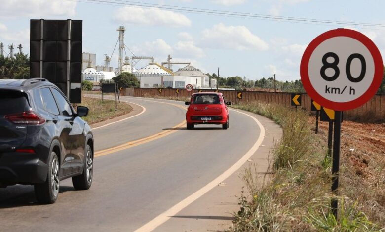 Rodovia movimentada em Goiás com problemas de infraestrutura.