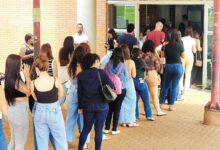 Estudantes celebrando formatura em Goiás.