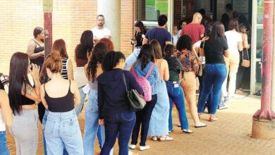 Estudantes celebrando formatura em Goiás.