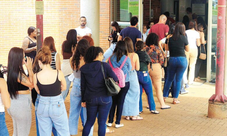 Estudantes celebrando formatura em Goiás.