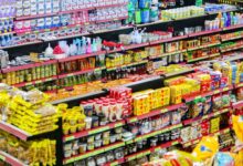 Corredor de supermercado com prateleiras e produtos em Goiás.