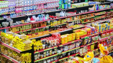 Corredor de supermercado com prateleiras e produtos em Goiás.