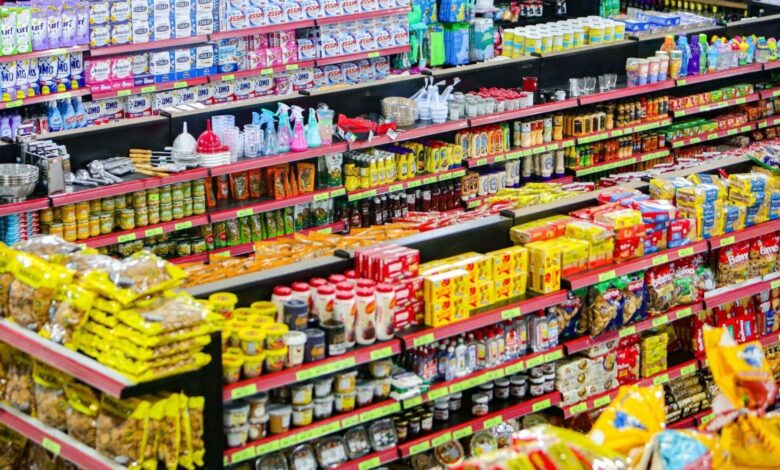 Corredor de supermercado com prateleiras e produtos em Goiás.