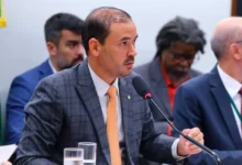 Deputado Vicentinho Júnior discursa sobre emendas parlamentares no Tocantins.