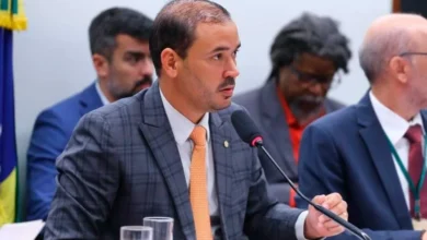 Deputado Vicentinho Júnior discursa sobre emendas parlamentares no Tocantins.
