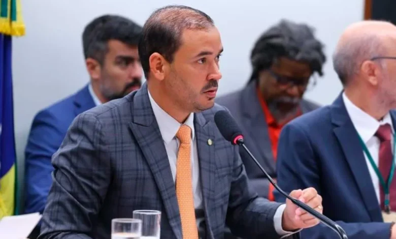Deputado Vicentinho Júnior discursa sobre emendas parlamentares no Tocantins.