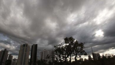 Céu nublado sobre campo em Goiás, indicando a chegada de uma frente fria.