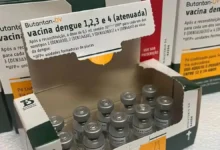Profissional de saúde aplicando vacina em criança em Goiás.
