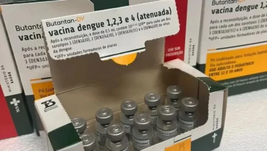 Profissional de saúde aplicando vacina em criança em Goiás.