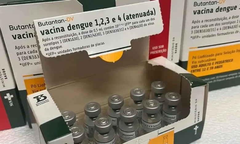 Profissional de saúde aplicando vacina em criança em Goiás.