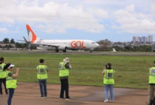 Participantes do Spotter Day fotografando aviões no Aeroporto de Goiânia.