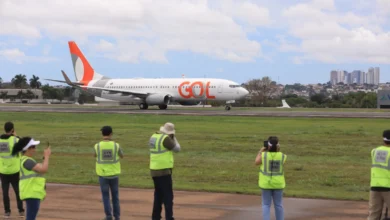 Participantes do Spotter Day fotografando aviões no Aeroporto de Goiânia.