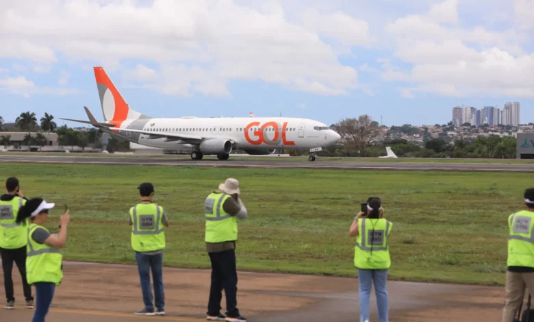 Participantes do Spotter Day fotografando aviões no Aeroporto de Goiânia.