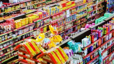 Clientes fazendo compras em supermercado de Goiás.